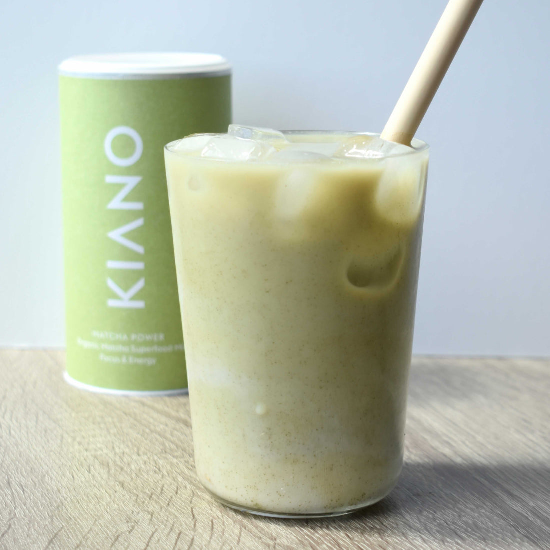 Geef uw dag energie met KIANO's Magic Matcha Latte in een fruitsmoothie